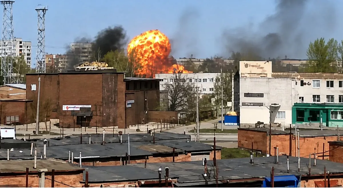 Niemal 300 dronów i "Flamingi" zaatakowały Rosję. Fabryka i rafineria w ogniu