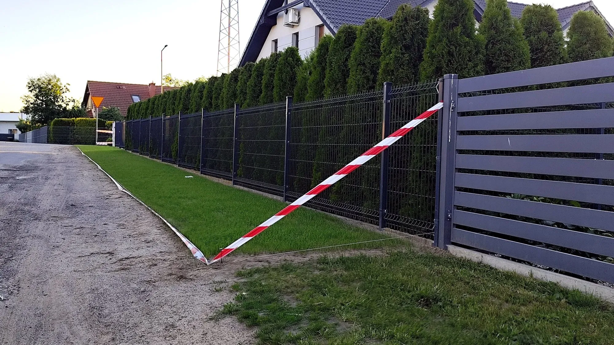 Zakaz przechodzenia przez pas zieleni przylegający do działki, nawet jeśli nie ma chodnika – nie wolno przechodzić przez teren zagospodarowany przez właściciela sąsiedniej nieruchomości?