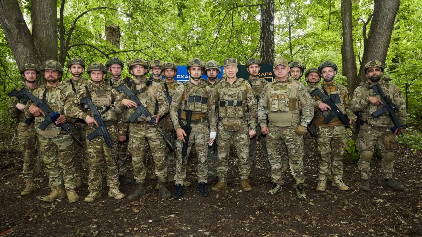 Gen. Ołeksandr Syrski z żołnierzami pułku "Skala"