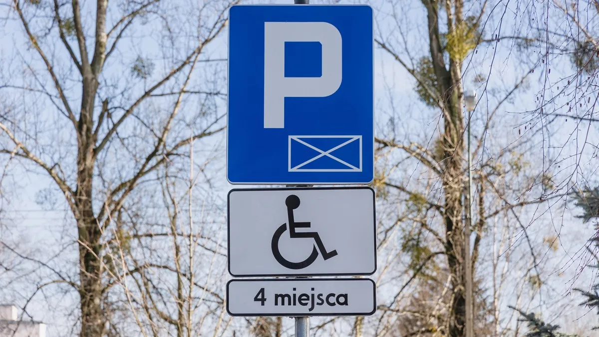 Kto nie musi płacić za parking przy szpitalu?