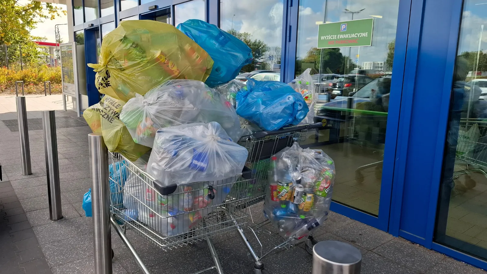 Dłuższe kolejki do butelkomatów. Już nie tylko butelki i puszki, ale także kartony po mleku i sokach. Decyzja jeszcze w tym roku