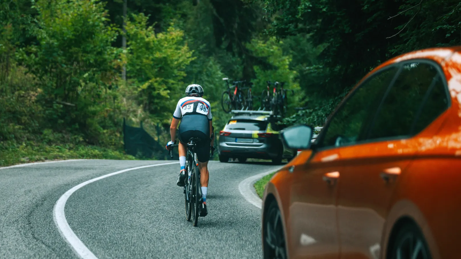 Zakaz wyprzedzania rowerzystów na ciągłej. Kierowcy muszą wykazać się cierpliwością, inaczej grozi im mandat