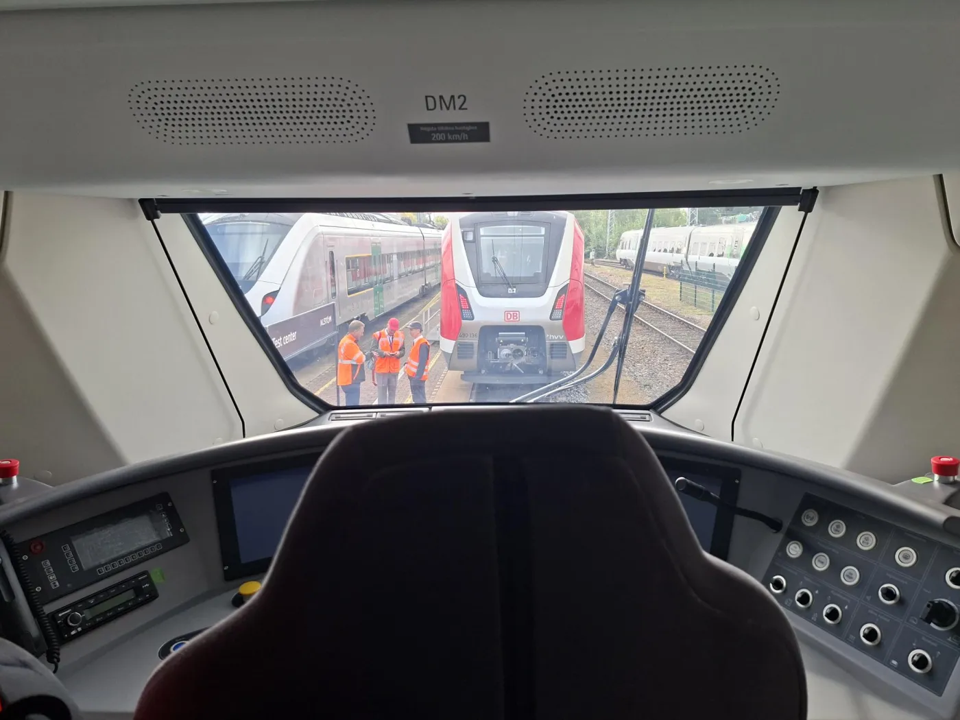 Pociąg z pługiem śnieżnym jeździ 200 km/h
