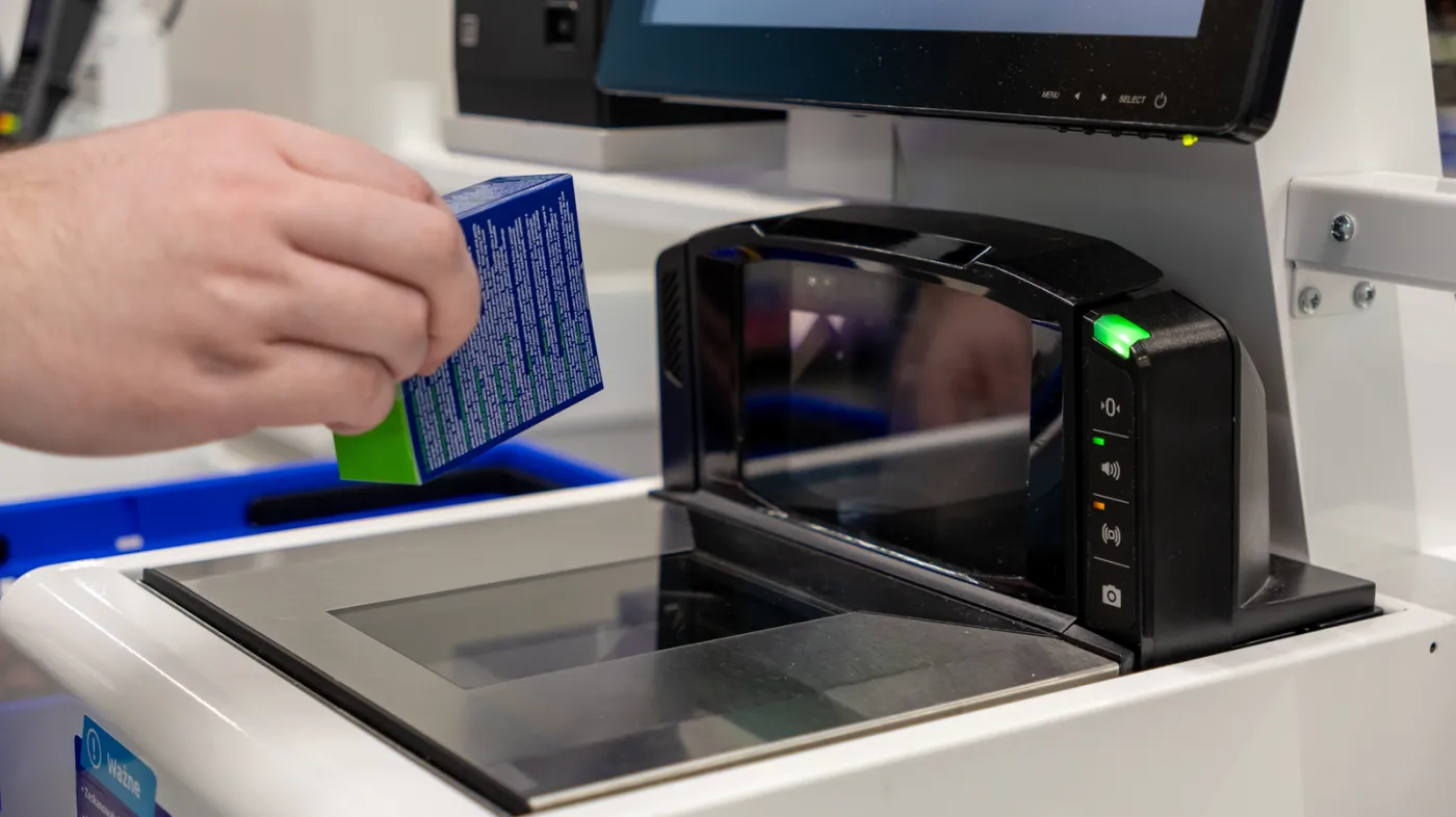 Nowe systemy oparte o technologię vision AI pozwalają zaoszczędzić nawet 3/4 strat w kasach samoobsługowych. Zacięć podczas skanowania, porzucenia koszyka przez klienta czy po prostu nie zeskanowania produktu. Rozwiązanie sprawdza się w małych sklepach.