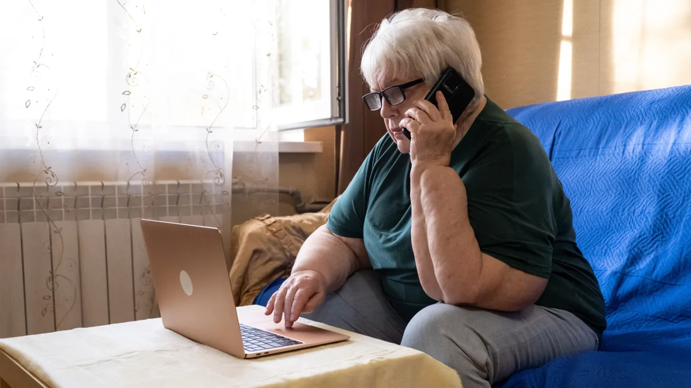Scam, świetne inwestycje, przepis na cyberoszustwo na raty. Najpierw w internecie oszust kontaktuje się by uzyskać zdalny dostęp do danych i dopiero w kolejnym kroku wyłudzić pieniądze. Zwykle na doradcę inwestycyjnego, którego wiarygodność wspiera twarz i zaufenie znanej osoby publicznej. Celebryty lub influencera.