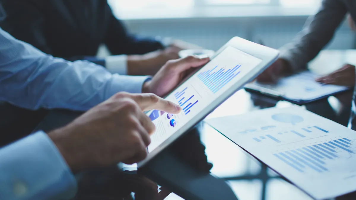 Rynek pracy w Polsce 2025: stagnacja, luka i niedopasowanie