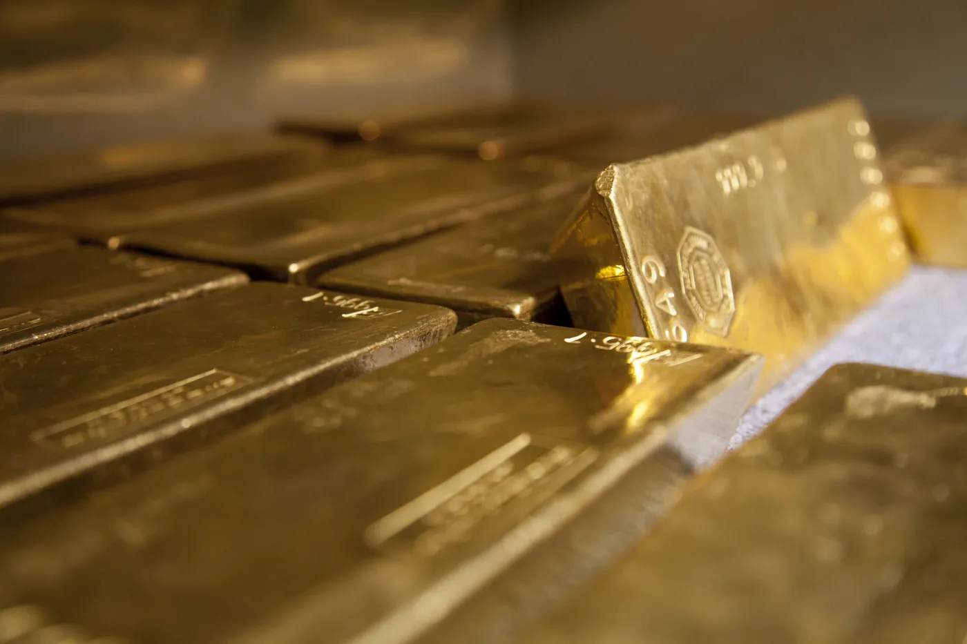 Złoto wciąż mocno świeci, ale czy pozostaje atrakcyjną formą inwestycji?