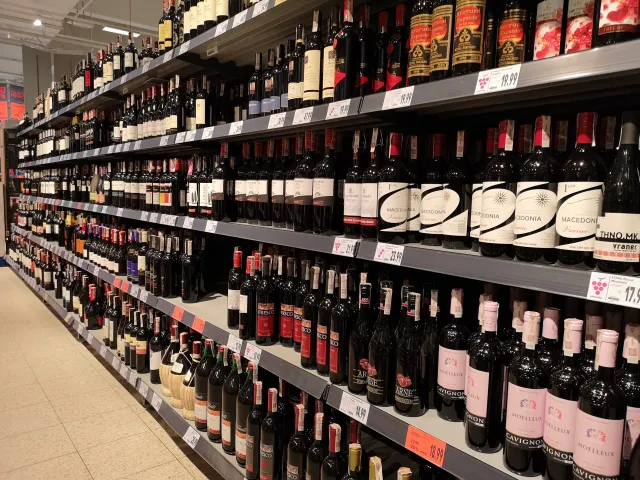 Polacy chcą nocnego zakazu sprzedaży alkoholu w całym kraju? Najnowszy sondaż mówi sam za siebie