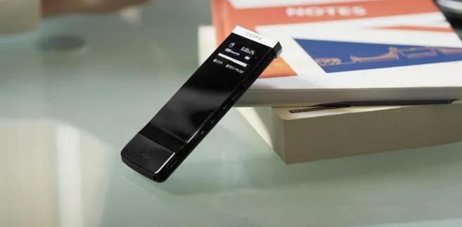 Smukły dyktafon firmy Sony - zaledwie 6,4 mm grubości