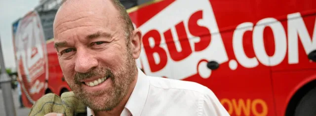 Twórca PolskiegoBusa Brian Souter: "Wojujący" katolik, który dał Polakom przewozy autobusami "za złotówkę"