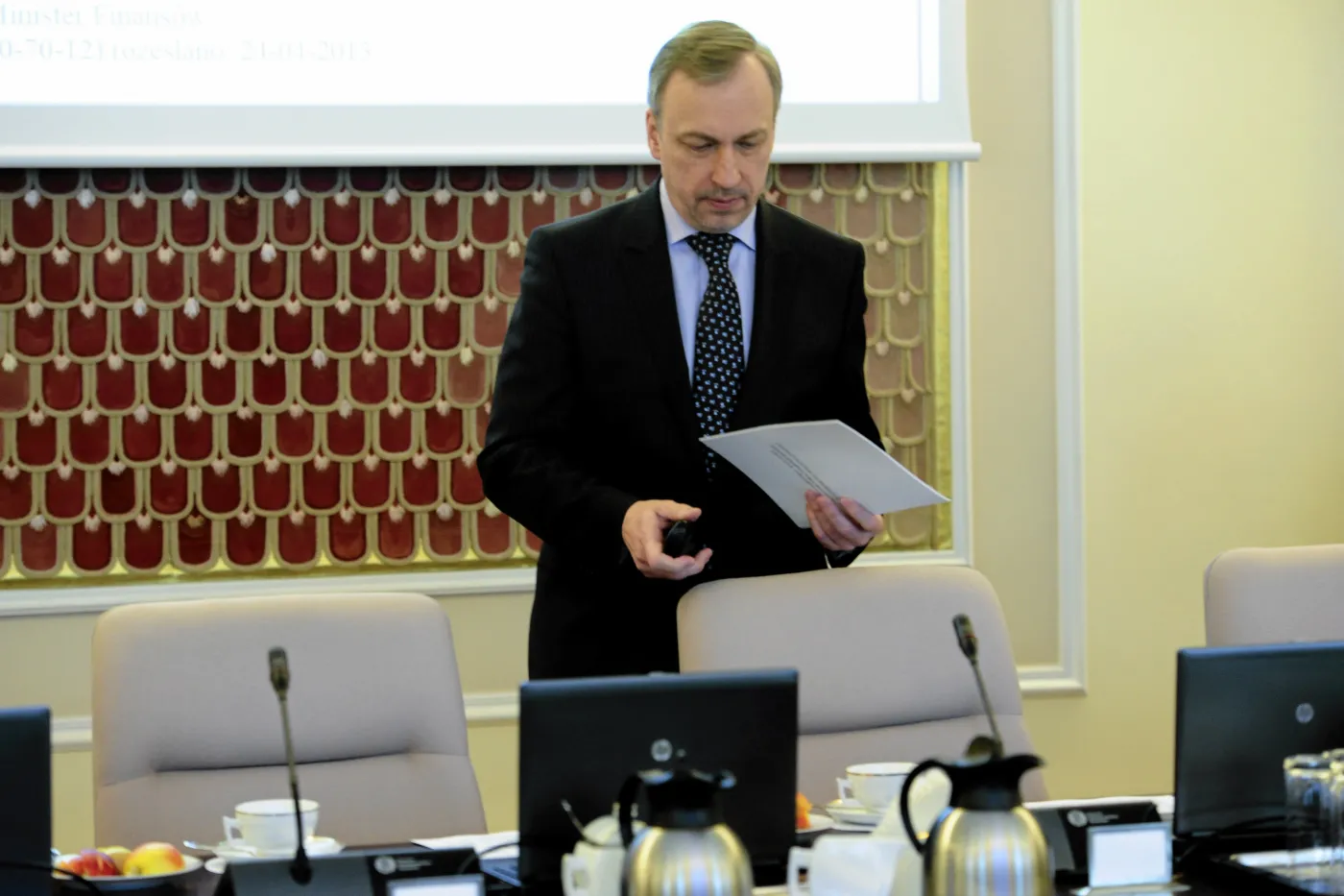 Minister kultury likwiduje archiwa i wtrąca się w emerytury