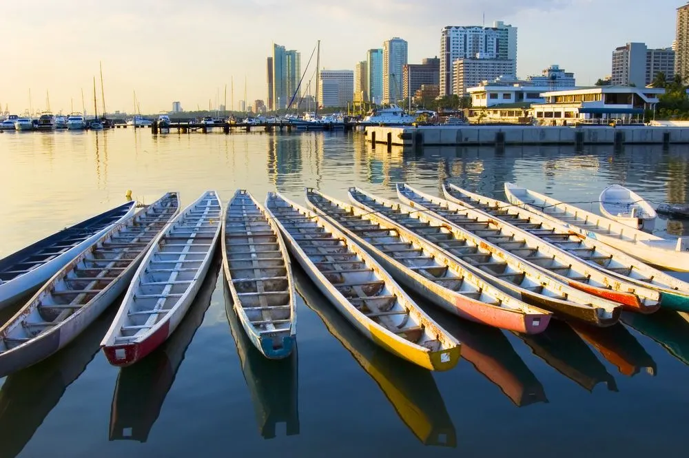 1360352-philippine-navy-s-dragon-boats-in-manila-bay.jpg