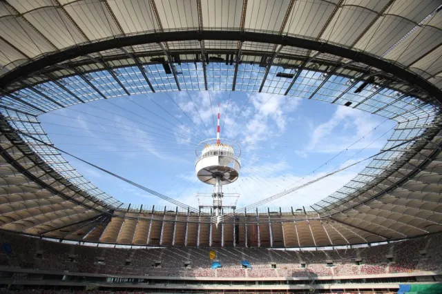 Spychacze rolują kolejną trawę na Stadionie Narodowym. Za milion zł