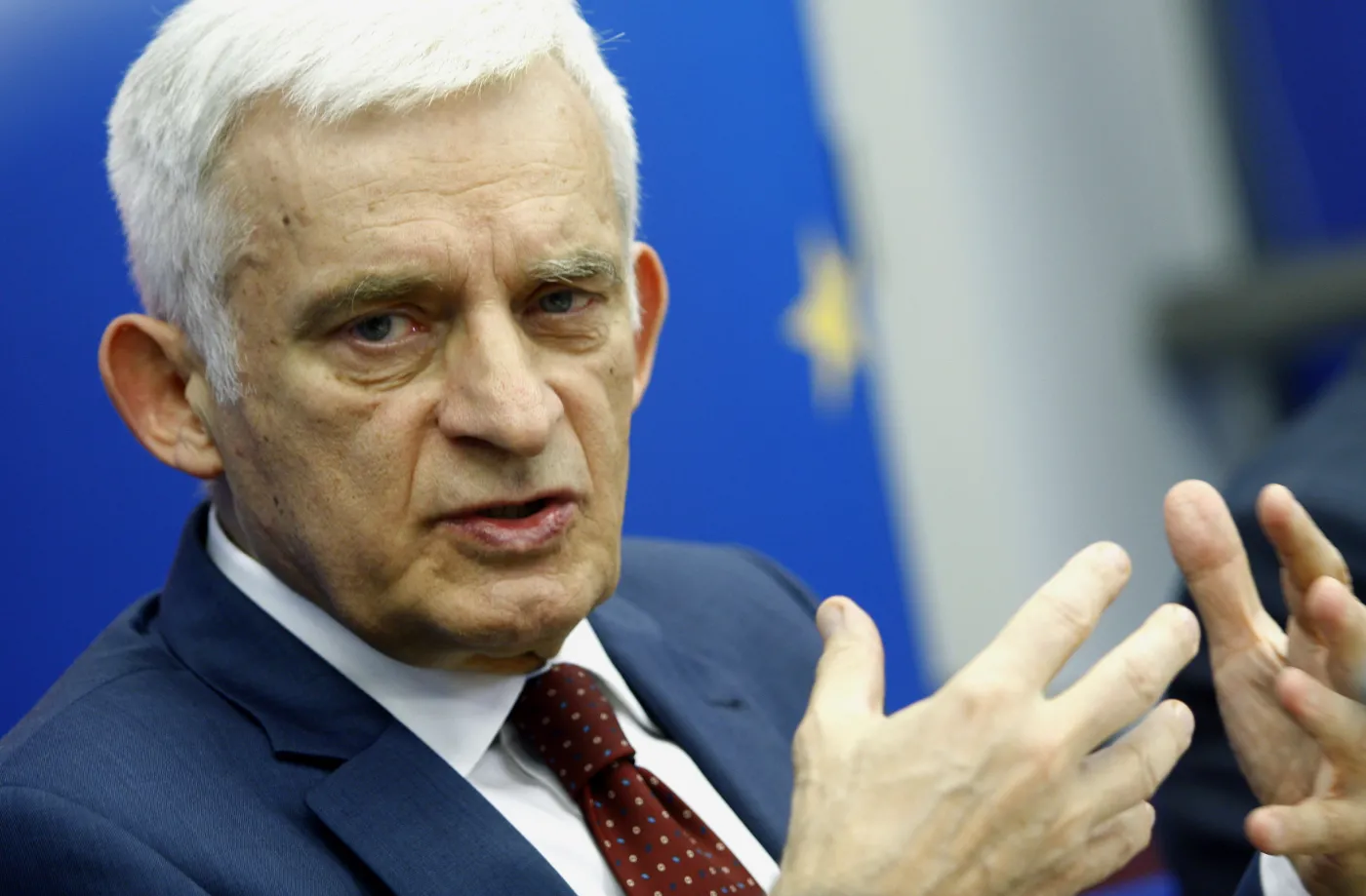 Buzek o zmianach w OFE: oburzająco krótki czas pracy Sejmu nad reformą