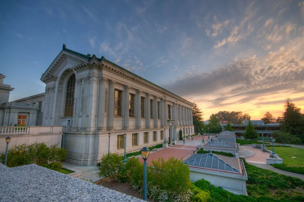1379802-biblioteka-university-of-california-berkeley.jpg