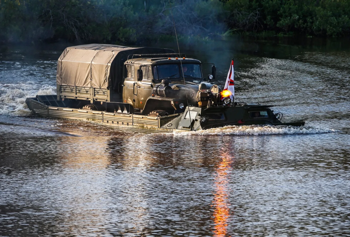 2219281-rosyjski-pojazd-wojskowy-jest-transportowany.jpg