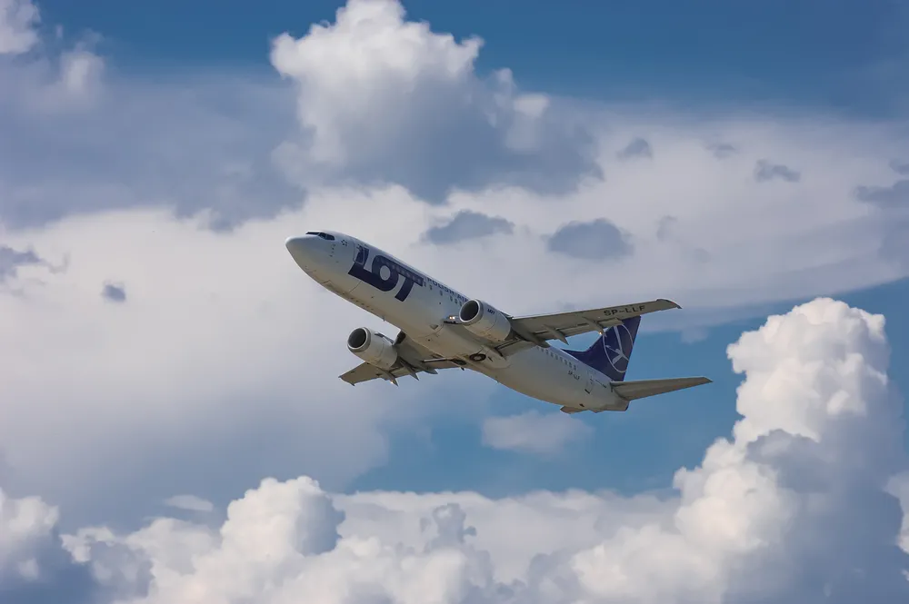 KE zatwierdza pomoc na restrukturyzację LOT-u