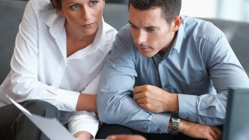 Wbijanie noża w plecy kolegom