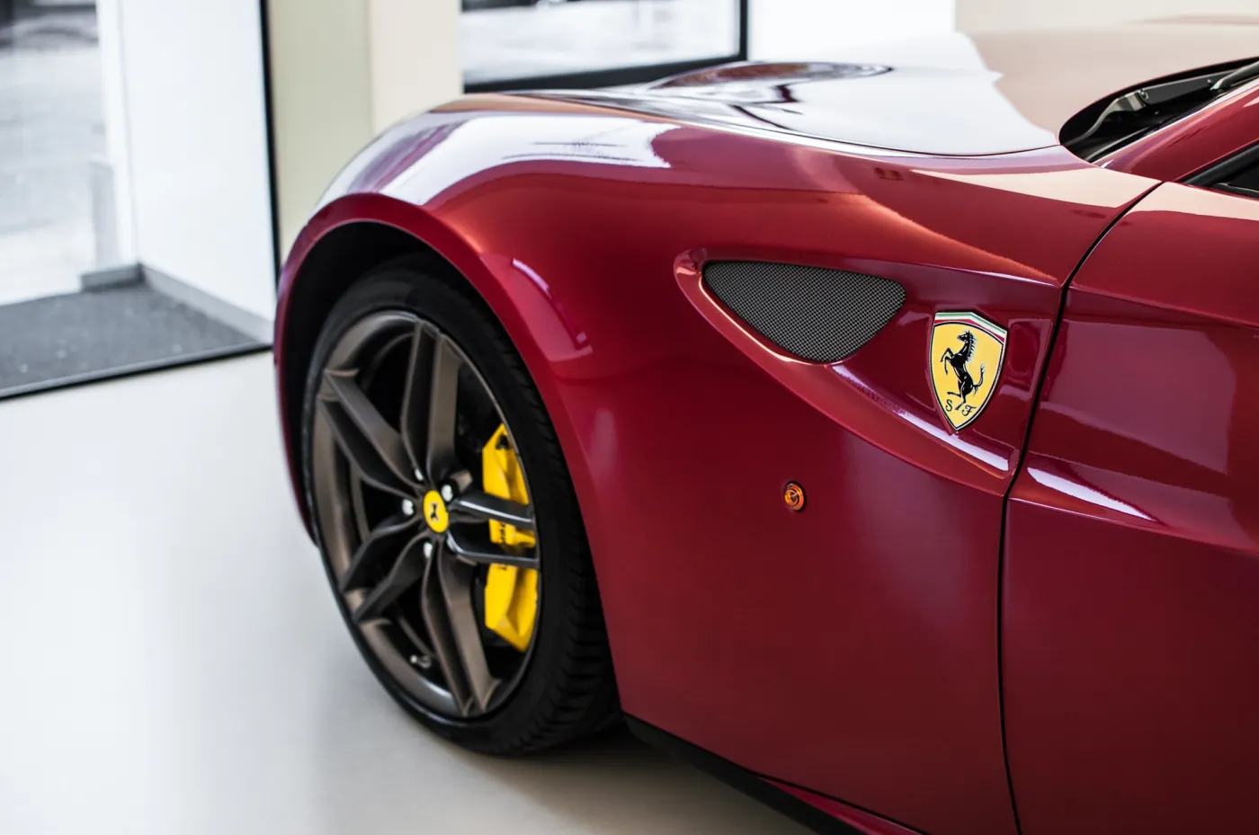 Ryzykowna jazda Fiata i Ferrari. Akcje firm mocno pikują