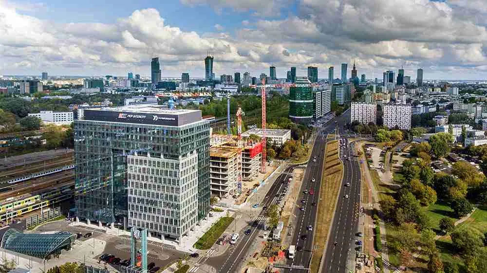 Warszawa Zachodnia pięknieje. Pierwszy biurowiec West Station gotowy