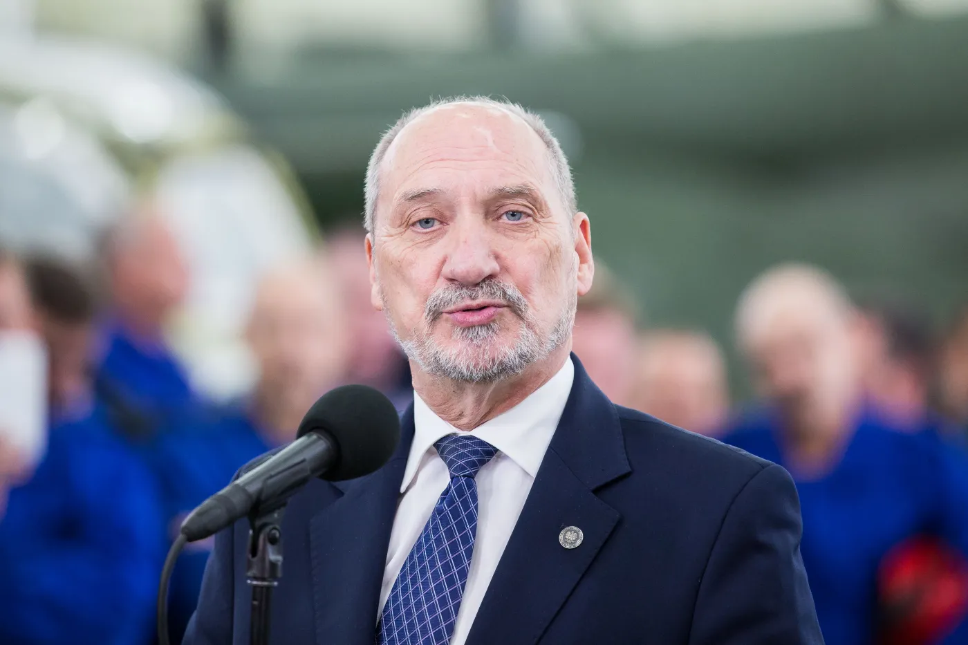 Macierewicz szykuje biznes na wojnę. Firmy nie będą mogły odmówić współpracy