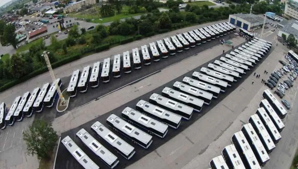 Kidawa-Błońska: Lepsza edukacja o zaletach transportu zbiorowego niż zakazy aut
