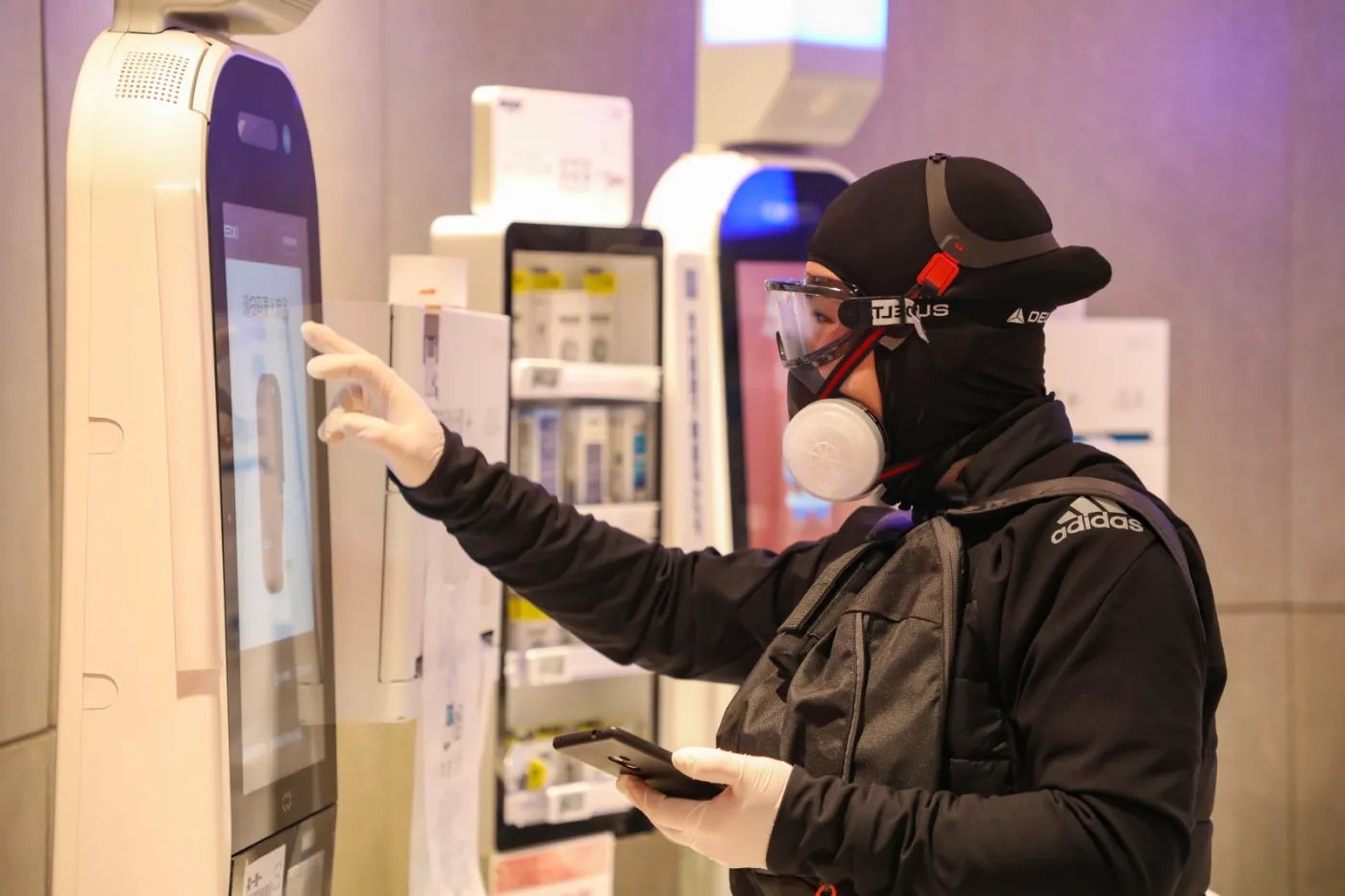 Koronawirus jest już na czterech kontynentach. Prezydent Chin: "Sytuacja jest poważna"