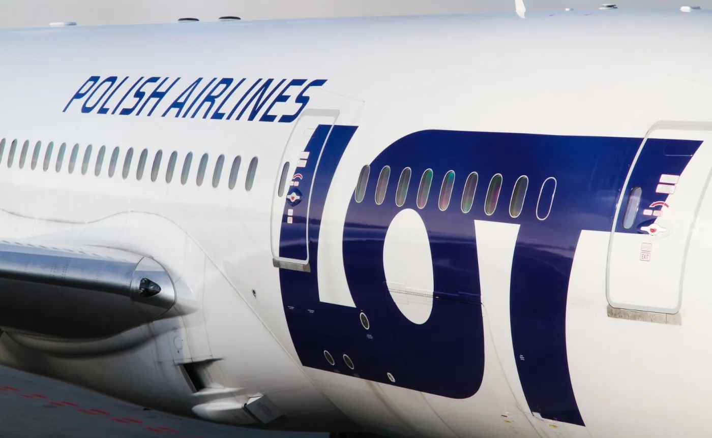 Sprzedaż paliw na stacjach benzynowych spadła o połowę. LOT "praktycznie nie działa"