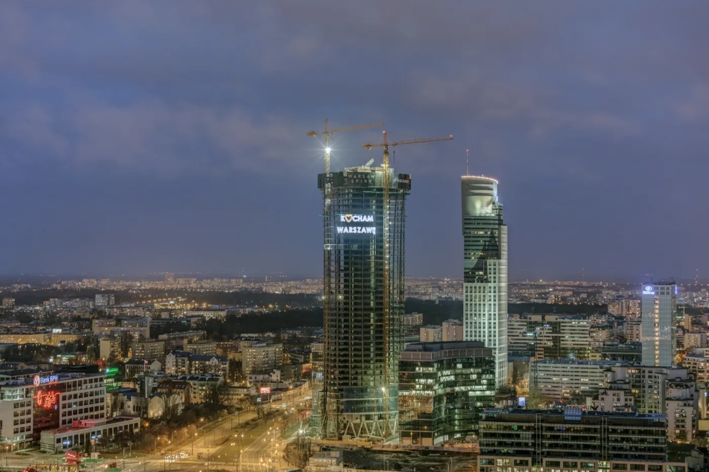 Najwyższy biurowiec w Polsce ma już 180 metrów. Zobacz najnowsze zdjęcia Warsaw Spire