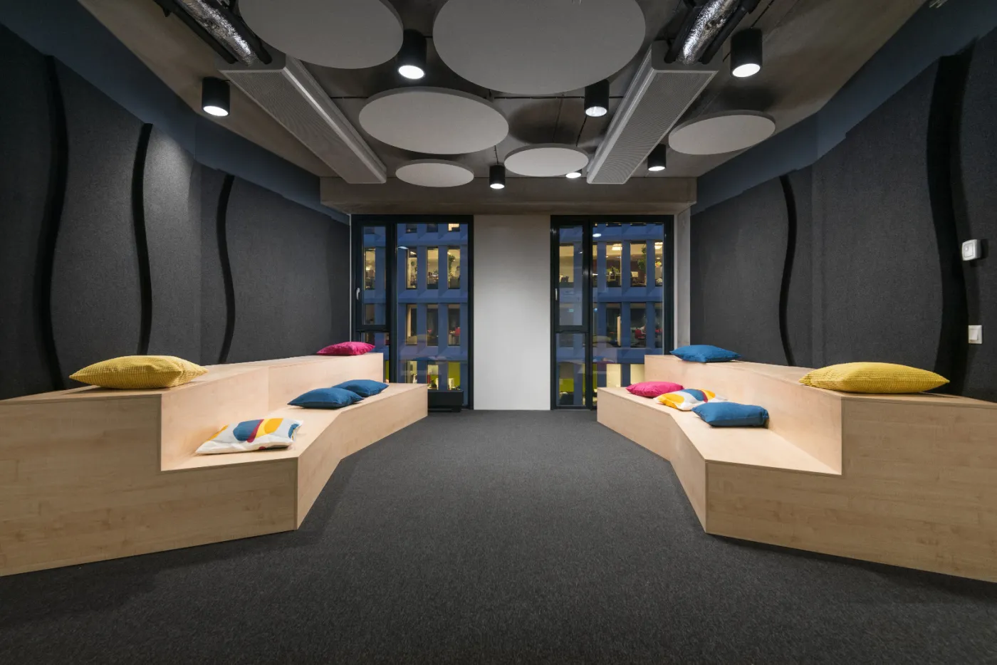 3177198-businessg-10.jpg