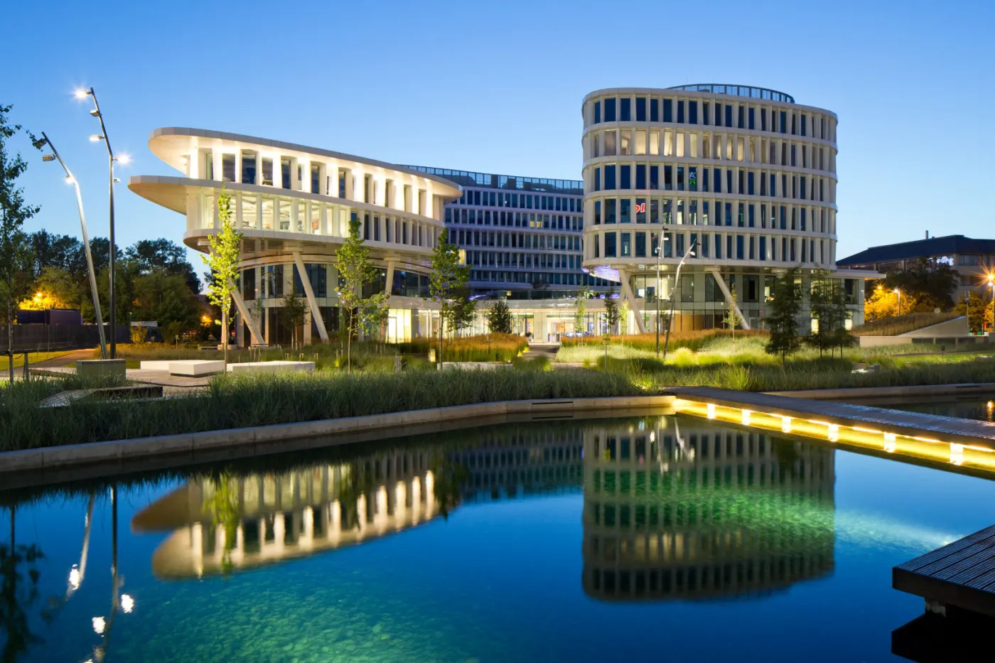 3177358-businessg-3.jpg