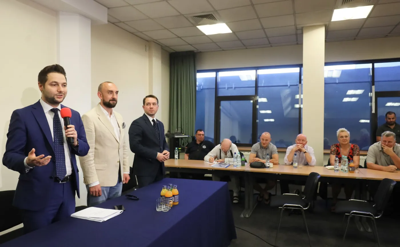 Jaki tłumaczy się z wpisu na Facebooku: "Roman Giertych robi szopkę medialną"