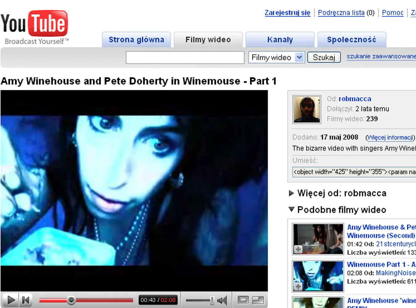 Amy Winehouse bawi się myszką