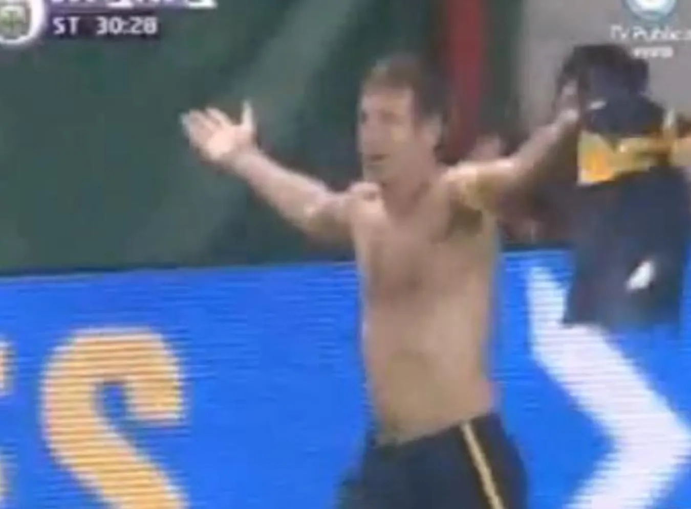 Zobacz gola głową z połowy boiska