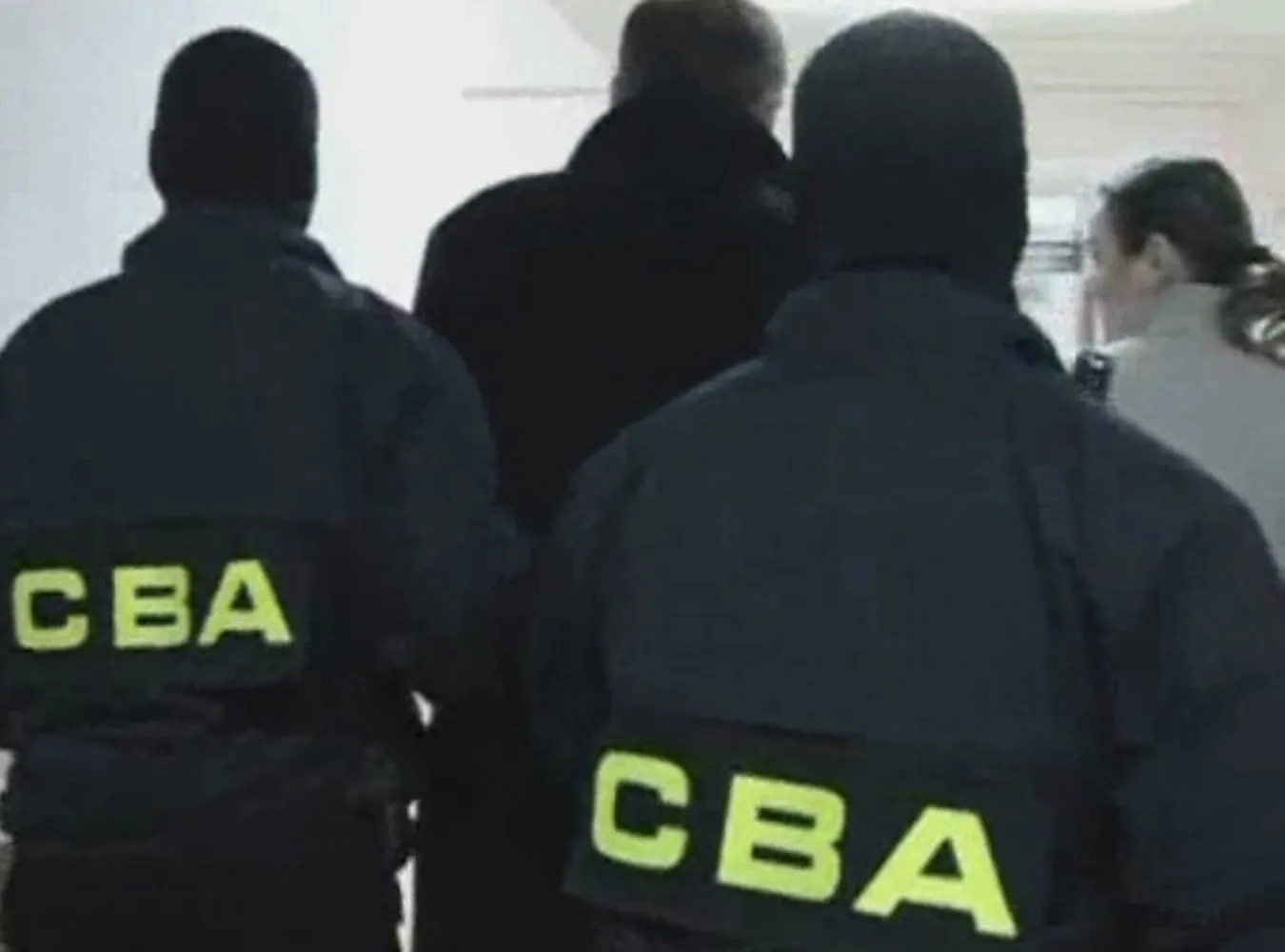 CBA nie oszczędza. Wozi żony limuzynami