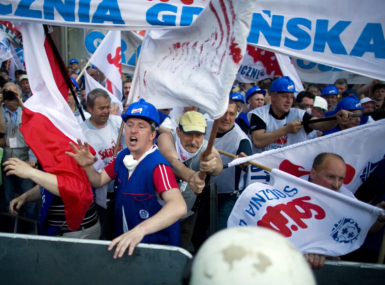 Związkowcy skarżą policję, Tusk jej broni