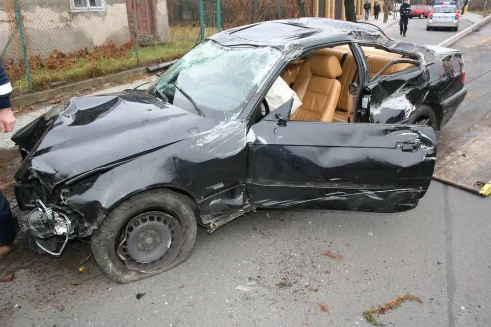 Dachował czarnym BMW. Zobacz zdjęcia