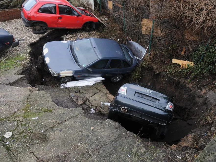 Samochody zapadły się pod ziemię. Dosłownie!