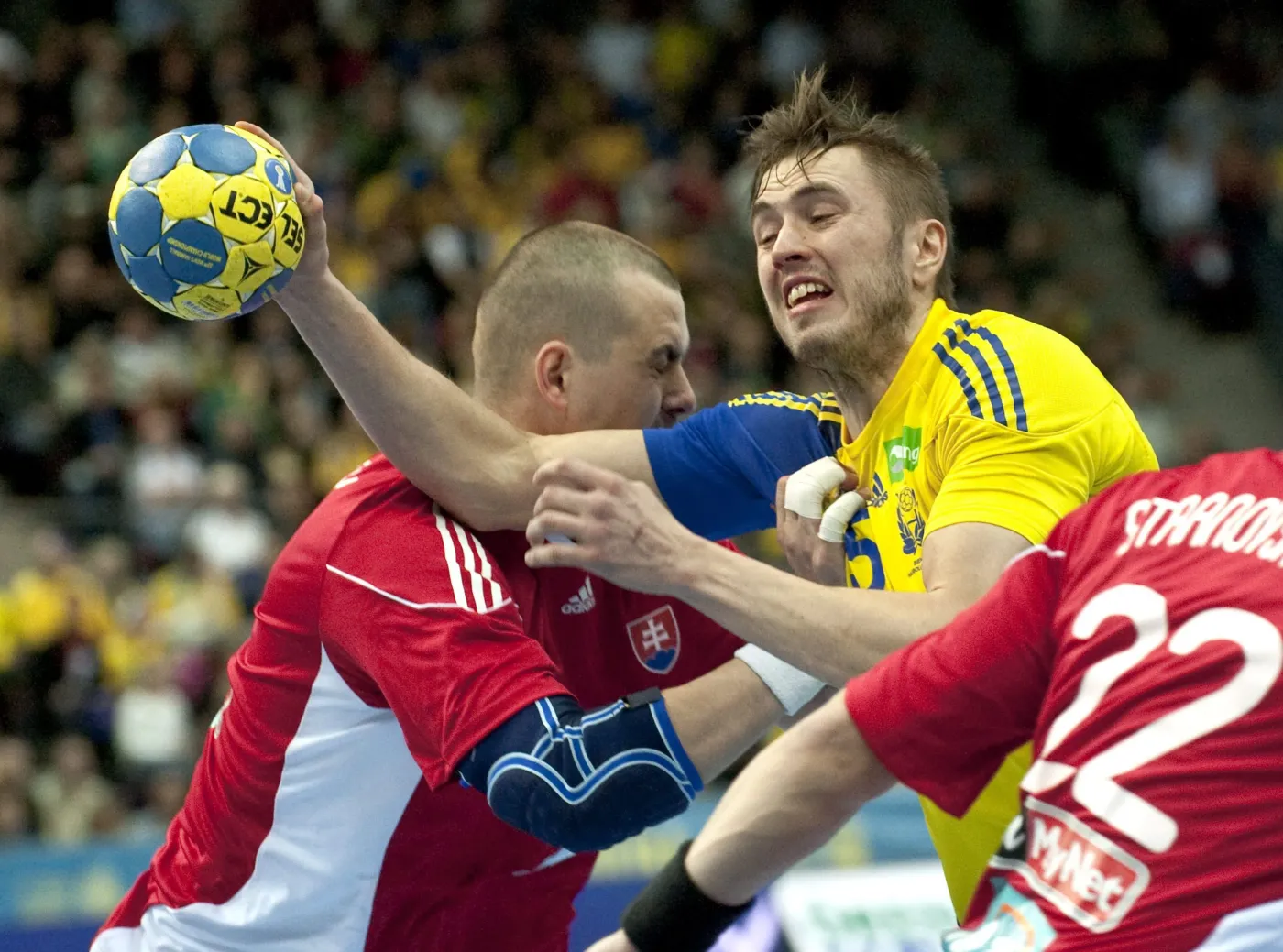 Zdjęcia rywali Polaków w magazynie dla gejów