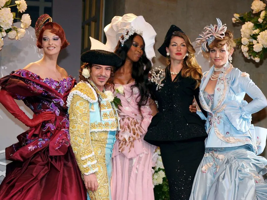 Skandalista Galliano i jego szalone kreacje