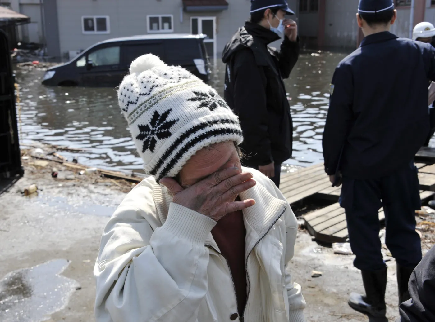 Mieszkanka Ishinomaki w prefekturze Miyagi rozpacza podczas akcji ratunkowej