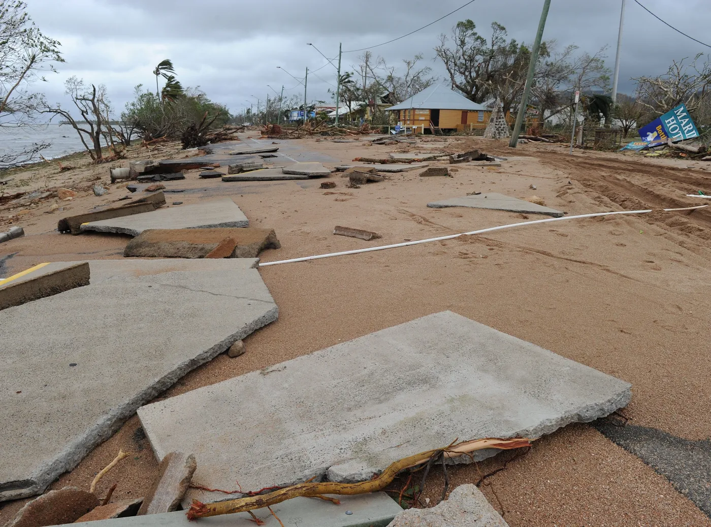 Powódź i cyklon zmusiły Australię do oszczędzania