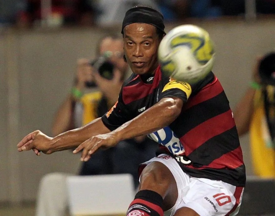 Ronaldinho wrócił do Brazylii. Obejrzały go tysiące