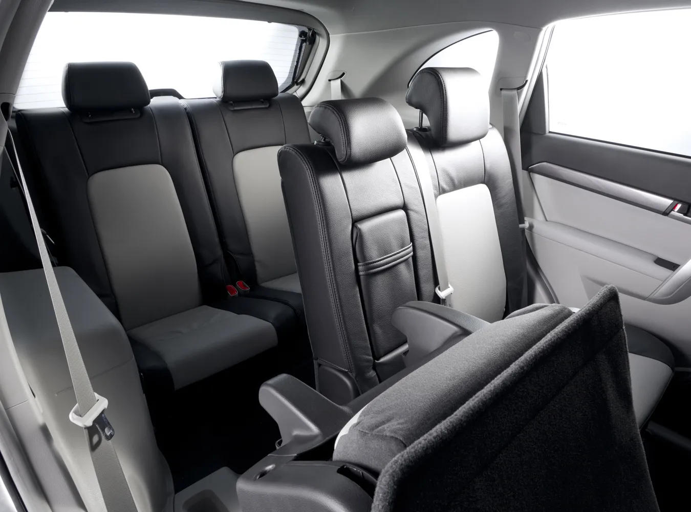 1821470-chevrolet-captiva-2011-interior-05-medium.jpg