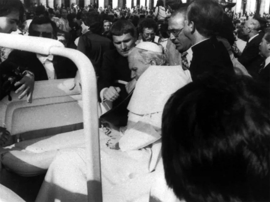 Zakrwawiona papieska sutanna. Do zobaczenia w Krakowie