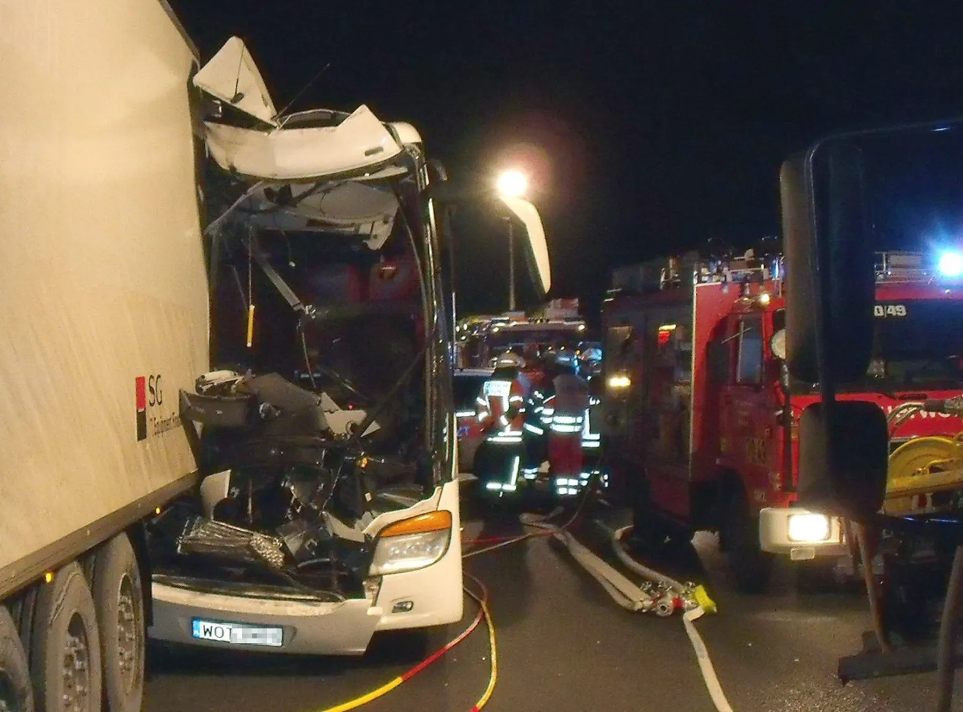 Polski autokar wbił się w ciężarówkę