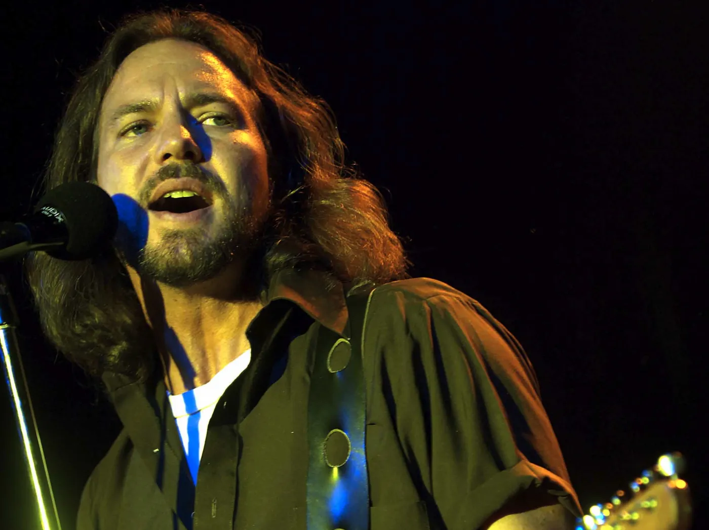 Eddie Vedder gra na ukulele