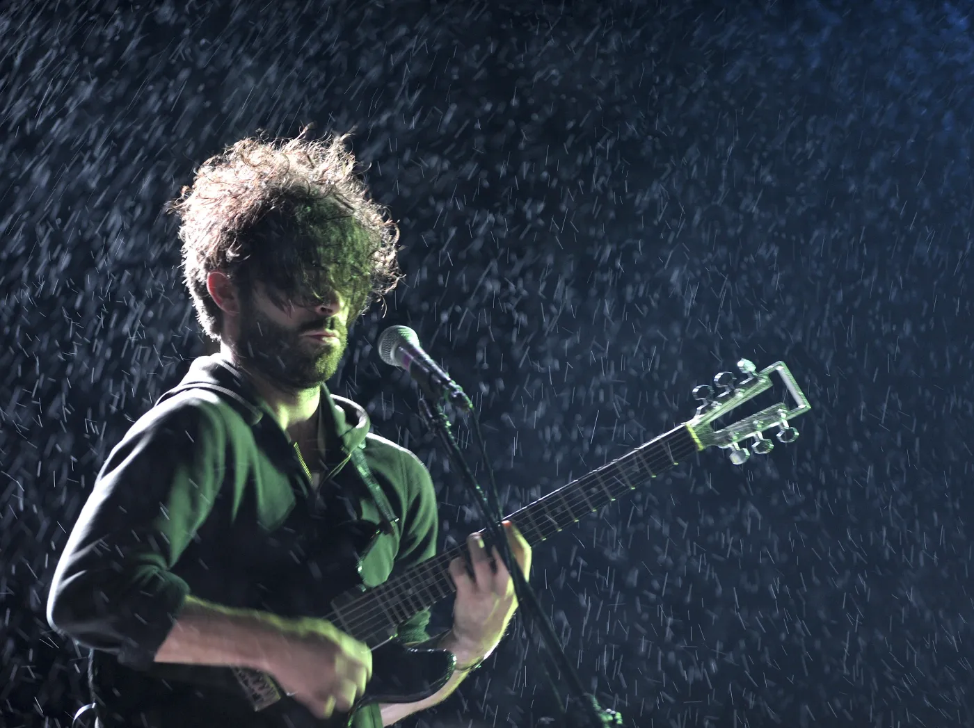 2235391-yannis-philippakis-wokalista-brytyjskiego.jpg