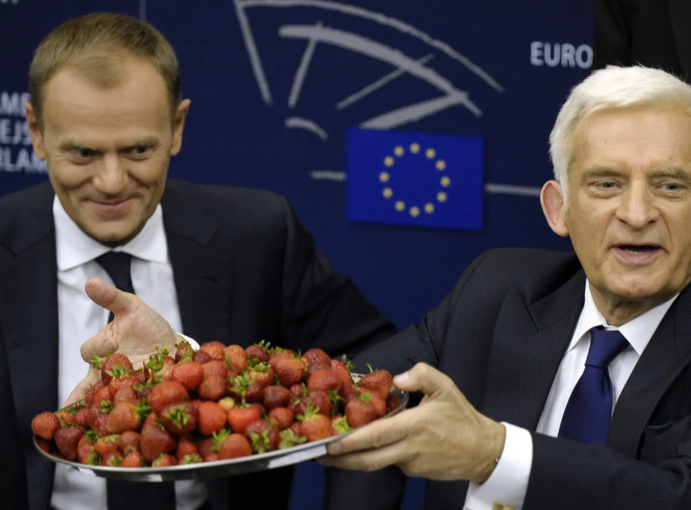 Tusk zachwalał polskie truskawki. Barroso nie spróbował