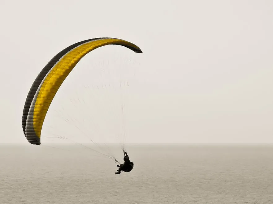 Awaryjne lądowanie paralotniarza. Na liniach wysokiego napięcia